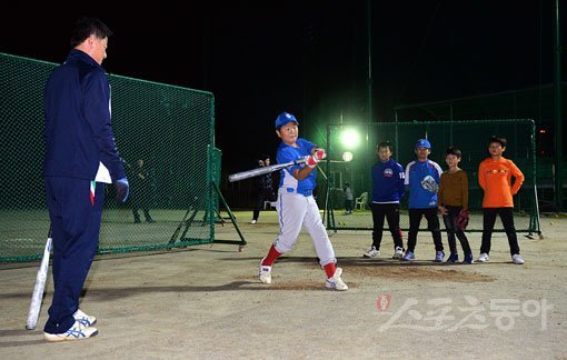익산어메이징스포츠클럽 야구장에서 어린이 회원에게 타격지도를 하고 있는 김수완 지도자(맨 왼쪽). 익산(전북)｜임민환 기자 minani84@donga.com 트위터 @minani84