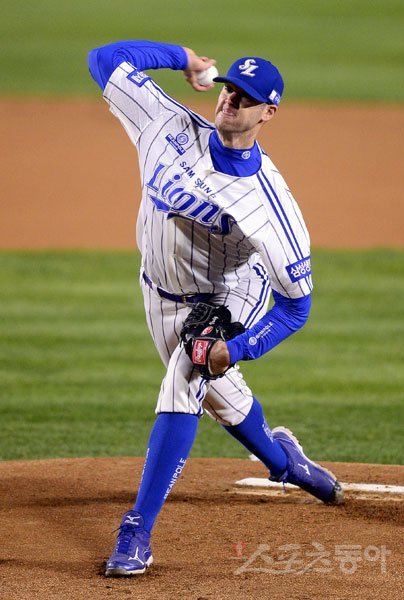 한국시리즈(KS) 최고 명승부가 10일 5차전에서 나왔다. 삼성이 최형우의 9회말 끝내기 안타로 2-1 뒤집기 승리를 거둘 수 있었던 데에는 선발 밴덴헐크의 7이닝 1실점 역투가 자리했다. 잠실｜김종원 기자 won@donga.com 트위터 @beanjjun