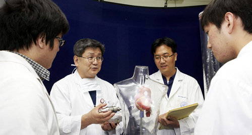 고려대 안암병원 선경 교수(왼쪽에서 두 번째)가 연구팀과 함께 신기술을 접목한 의료기기 개발에 대해 이야기하고 있다. 고려대 안암병원 제공