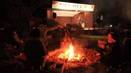 클럽이에스 능강리조트의 낙엽 태우기 이벤트. 지난 7일 밤 열렸다.