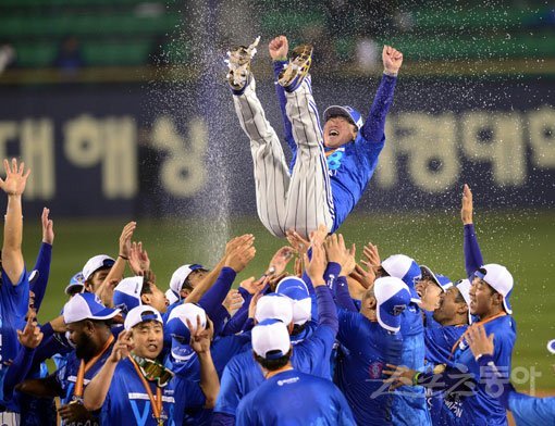 삼성 선수들이 11일 잠실구장에서 열린 넥센과 한국시리즈 6차전에서 승리하며 우승하자 류중일 감독을 헹가래치고 있다. 흩날리는 샴페인 속에서 류 감독의 얼굴에는 4년 연속 통합우승의 기쁨이 가득했다. 잠실｜김종원 기자 won@donga.com 트위터@beanjjun