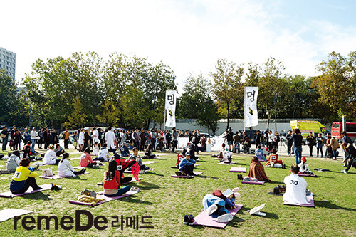 50명의 대회 본선진출자가 서울 시청 앞 광장에 모였다
