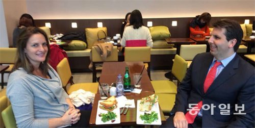 마크 리퍼트 주한 미국대사(오른쪽)가 12일 부인 로빈 리퍼트 씨와 함께 서울시내의 한 식당에서 샌드위치와 샐러드를 곁들인 오찬을 즐기고 있다. 김영식 기자 spear@donga.com