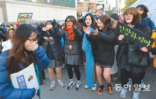 “선배님 파이팅” 대학수학능력시험일인 13일 서울 중구 이화외국어고 고사장 정문 앞에서 후배들이 수험생
 선배들의 선전을 기원하며 각종 응원전을 펼치고 있다. 시험 잘 보고 신나게 놀자는 듯 ‘오빠들 보러 가자’는 응원 문구(왼쪽)가
 재미있다. 원대연 기자 yeon72@donga.com