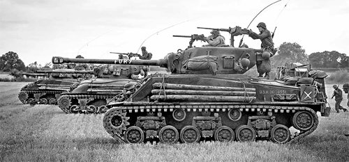 영화 ‘퓨리’는 제2차 세계대전 중 벌어진 탱크 관련 전투를 소재로 만든 작품. 미국 영화 전문 웹진 ‘데드라인 할리우드’는 “1998년 ‘라이언 일병 구하기’ 이후 최고의 전쟁 영화”라고 평하기도 했다. 확실히 전투 장면은 실감나긴 하나 다소 질척이는 전개가 몰입을 방해한다. 소니픽쳐스 제공