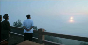 김정은 북한 조선노동당 제1비서(오른쪽)가 북한군의 전술 로켓 발사 장면을 지켜보고 있다. 6월 30일 ‘노동신문’에 실린 사진으로, 하루 전날 원산 인근에서 동해상으로 발사한 단거리미사일로 추정된다.