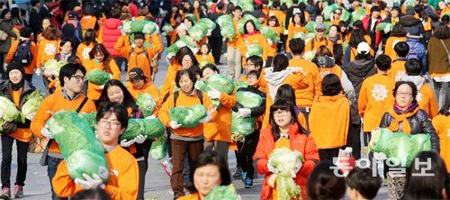 2014 서울김장문화제 중 ‘김장 달리기’에 참가한 시민들이 16일 배추를 안고 서울 세종로를 달리고 있다. 이번 행사는 서울시가 광화문광장-청계광장-서울광장을 잇는 세종로 일대에서 14일부터 사흘간 개최했다. 장승윤 기자 tomato99@donga.com