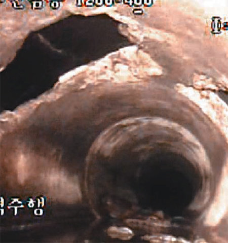 지하에 설치된 지름 60cm의 한 하수관로 상층부에 농구공 크기(지름 24cm)의 구멍이 나 있다(왼쪽 위). 서울에 있는 이런 종류의 노후 하수관로는 구멍으로 토사가 유입돼 싱크홀 등 지반 침하 현상의 주요 원인이 된다.