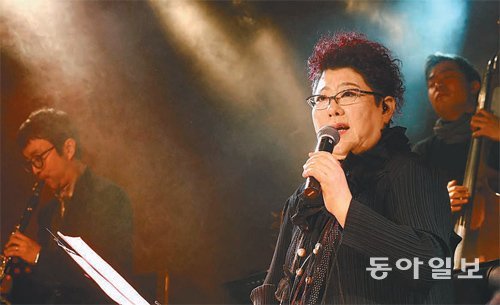 서울 영등포구 국제금융로의 바에서 만난 가수 양희은의 목소리는 붉은색으로 물들인 그의 짧은 머리처럼 호쾌했다. 전영한 기자 scoopjyh@donga.com