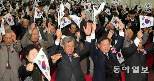 17일 순국선열의 날, 알고 계셨습니까 ‘제75회 순국선열의 날’을 맞은 17일 광주 서구 광덕고등학교 강당에서 순국선열유족회와 광복회 회원들이 학생들과 함께 태극기를 손에 쥐고 만세 삼창을 하고 있다. 광주=박영철 기자 skyblue@donga.com