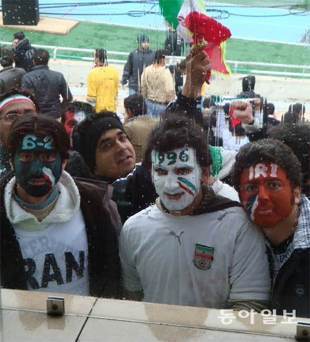 2009년 2월 이란 테헤란의 아자디 스타디움에서 열린 한국과 이란의 2010 남아공 월드컵 최종예선을 보기 위해 모인 이란 팬들. 1996년 아시안컵에서
이란이 한국을 6-2로 꺾은 내용을 페이스 페인팅으로 나타내고 있다. 동아일보DB