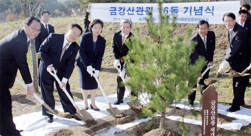 금강산관광 16주년… 함께 나무 심는 南北 18일 ‘금강산 관광 16주년 기념행사’에 참석한 현정은 현대그룹 회장(왼쪽에서 세 번째)과 원동연 조선아시아태평양평화위원회 부위원장(왼쪽에서 두 번째) 등이 현지에서 사업 재개를 기원하는 기념식수를 하고 있다. 현대그룹 제공