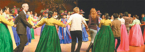 지난달 18일 서울 대방동 여성플라자에서 열린 ‘아리랑 판소리 토크 콘서트’. 한국인 공연 참가자들과 외국인들이 어울려 아리랑을 부르며 춤을 추고 있다, 한남대 제공