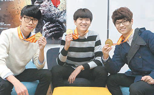 1회 DGIST 기술기반 모의창업경진대회에서 대상을 차지한 기초학부 1학년 신민호 김종우 신준녕 씨(왼쪽부터)가 우승 메달을 보여주고 있다. DGIST 제공