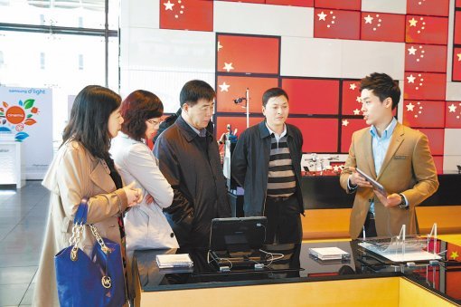 중국인 관광객들이 서울 서울 서초등 삼성 딜라이트에서 한국의 IT를 체험하고 있다.