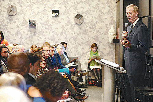 스티브 밴 앤델 암웨이 회장이 18일 미국 뉴욕에서 열린 ‘2014 암웨이 글로벌 기업가정신 리포트’ 발표 행사에서 기조연설을 하고 있다. 암웨이 제공