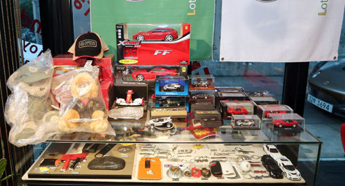 모터라이프에 전시된 자동차 실물 모형과 액세서리들.