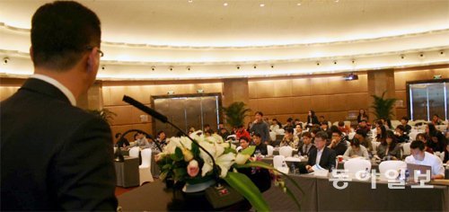 20일 열린 ‘청년드림 중국 창업세미나 2014 베이징’에서 강사로 나선 권순태 회계사에게 한 참석자가 세무 관련 문의를 하고 있다. 고기정 기자 koh@donga.com