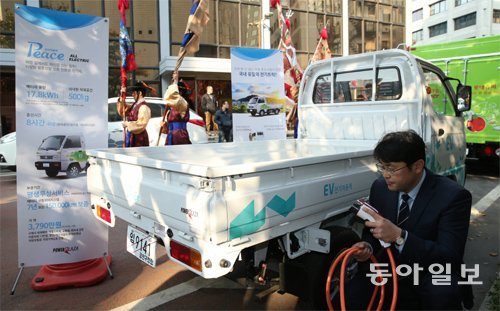전기트럭인 ‘피스’가 20일 서울시청 서소문별관 뒷마당에 전시돼 있다. 다음 달 5월까지 시범 운행하는 ‘피스’는 한국GM의 0.5t 트럭 ‘라보’를 전기차로 개조한 것으로 한 번 충전에 71.9km를 가며, 최고 속도는 시속 95km다. 신원건 기자 laputa@donga.com