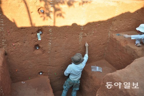호주 퀸즐랜드대 연구진이 아프리카 말라위 카롱가 지역에서 후기석기시대 유물 주변의 토양 시료를 채취하고 있다.