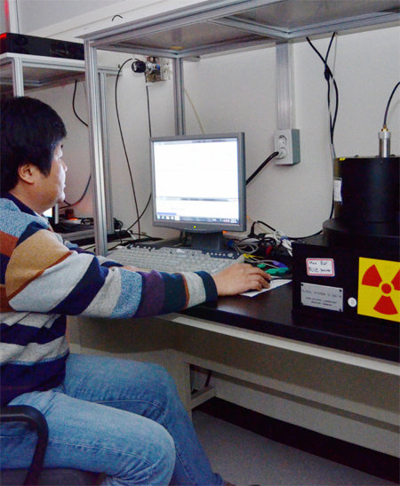 한국기초과학지원연구원은 이 시료를 받아 루미네슨스 자동분석기로 석영 입자에 흡수된 방사성동위원소의 양을 분석해 연대를 측정한다. 한국기초과학지원연구원 제공