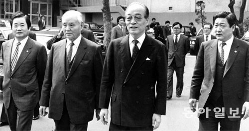 1981년 3월 제11대 국회의원 총선이 끝난 뒤 당사를 걸어나오고 있는 민정당 수뇌부. 왼쪽부터 이종찬 원내총무, 유석현 고문, 이재형 대표, 권익현 사무총장. 민정당은 두 달여 전인 1월 15일 창당됐다. 동아일보DB