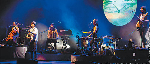 제이슨 므라즈가 신작 ‘예스!’를 함께 만든 여성 인디 밴드 레이닝 제인과 최근 콘서트 무대에 오른 모습. 워너뮤직코리아 제공