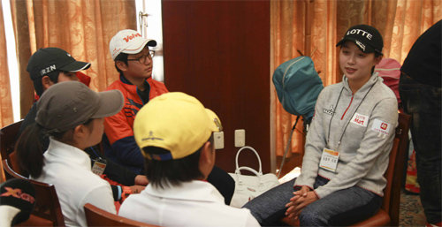 골프퀸 김효주(오른쪽)가 전북 군산CC에서 유소년 골퍼들을 상대로 멘토링 프로그램을 진행하고 있다. 사진작가 박준석 씨 제공