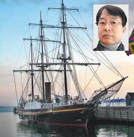 일본 나가사키 항에 정박한 ‘간코마루’호. 1855년 일본 정부가 네덜란드 해군에서 도입한 군사연습용 함선이다. 저자 박영준 교수(작은 사진)는 일본 근대화 요인의 하나로 해군력 증강을 들고 있다. 박영준 교수 제공