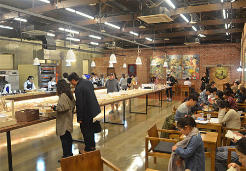 최근 동네 커피숍과 빵집을 한데 모아 문을 연 서울 영등포구 타임스퀘어. 타임스퀘어 제공