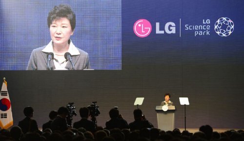 10월 23일 박 대통령이 서울 마곡산업단지에서 열린 LG 사이언스파크 기공식에 참석해 인사말을 하고 있다.
