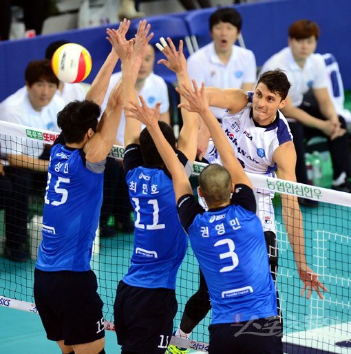 산체스가 드디어 웃었다. 대한항공 산체스(뒤 흰유니폼)가 23일 인천 계양체육관에서 열린 2014∼2015 NH농협 V리그 현대캐피탈전에서 블로커 3명을 제치고 스파이크를 때리고 있다. 산체스는 이날 36득점을 기록해 팀 승리의 일등공신이 됐다. 인천｜김민성 기자 marineboy@donga.com 트위터 @bluemarine007