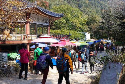 설악산 비선대로 가는 탐방로에 있는 음식점. 이곳을 포함해 설악산국립공원 내 9개 동의 음식점과 기념품 가게들이 내년 안에 모두 철거된다. 국립공원관리공단 제공