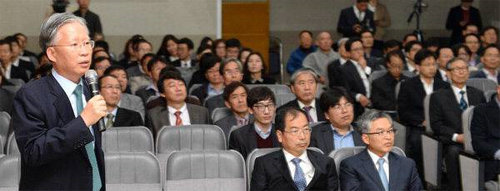 강민구 창원지법원장(왼쪽)이 10일 판사와 직원들을 상대로 인터넷의 미래 등에 대해 강의하고 있다. 경남신문 제공