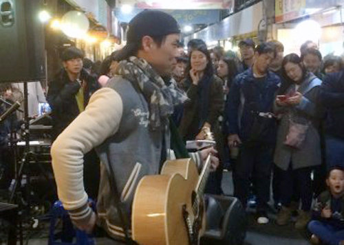 광주 대인시장에서 14∼15일 열린 예술야시장 ‘별장’에 서각종공연과판매가진행되고있다. 별장프로젝트팀제공