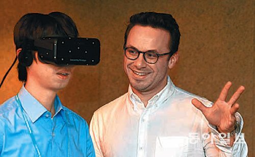 오큘러스VR의 창업자 브렌던 이리브 씨(오른쪽)가 동아일보 김재형 기자에게 가상현실(VR) 기기 ‘크레슨트 베이’를 직접 소개하고 있다. 장승윤 기자 tomato99@donga.com