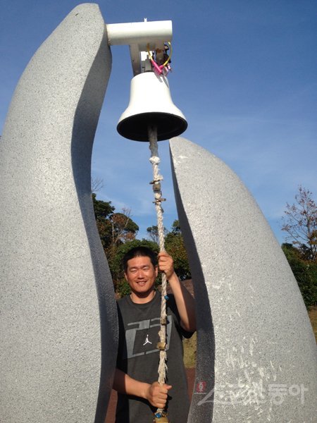KIA 최희섭이 2009년에 이어 2014년에도 일본 미야자키현 휴가시의 우마카세 해안에 있는 ‘소원의 종’을 치며 내년 시즌 자신의 부활과 더불어 팀 우승을 바라고 있다. 미야자키 휴가(일본)｜이경호 기자 rush@donga.com 트위터 @rushlkh