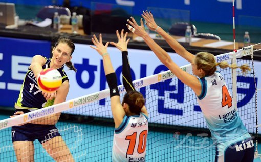 현대건설 폴리(왼쪽)가 24일 수원체육관에서 열린 2014∼2015 NH농협 V리그 GS칼텍스와의 경기에서 블로킹을 피해 공격하고 있다. 현대건설은 풀세트 접전 끝에 GS칼텍스를 따돌리고 3연승을 기록하며 2위로 올라섰다. 수원｜김민성 기자 marineboy@donga.com 트위터 @bluemarine007