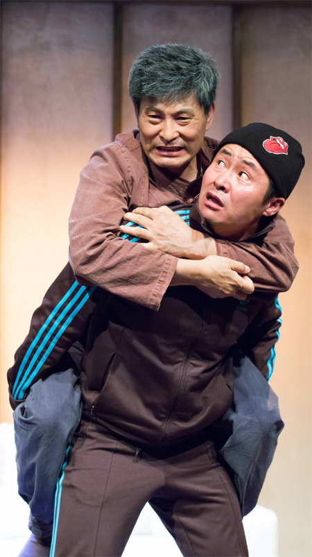 연극 ‘월남스키부대’에서 어수룩한 도둑이 김 노인을 업은 채 그의 이야기를 듣고 있다. 쇼앤뉴 제공