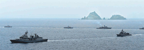 “독도를 지켜라” 24일 실시된 독도 방어훈련에서 해군 및 해양경비안전본부 함정들이 독도 인근 해상에서 기동훈련을 하고 있다. 해군 제공