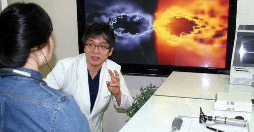 김성근 김성근이비인후과 원장(오른쪽)이 환자의 귀 청력검사 결과를 설명하고 있다. 김성근이비인후과 제공