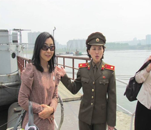 재미교포 신은미 씨(왼쪽)가 통일부의 인터넷 홍보방송인 ‘UniTV’ 다큐멘터리 프로그램에 출연했을 때 사용된 화면. UniTV 화면 캡처