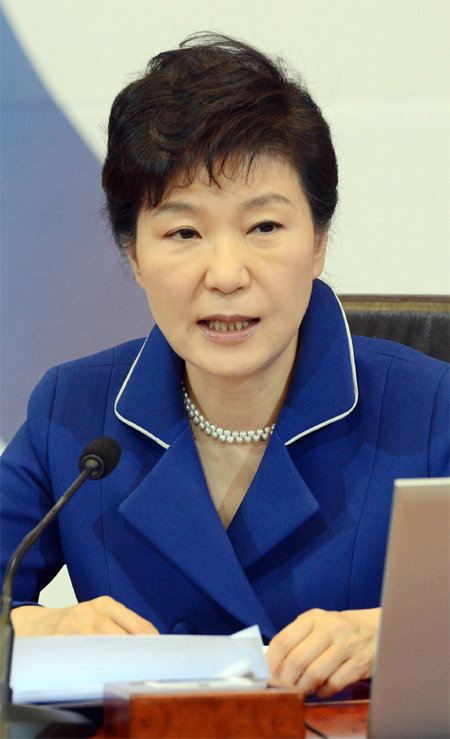 박근혜 대통령이 25일 오전 청와대에서 열린 국무회의에서 발언하고 있다. 박 대통령은 규제개혁에 대한 강력한 의지를 다시 밝혔다. 청와대 사진기자단