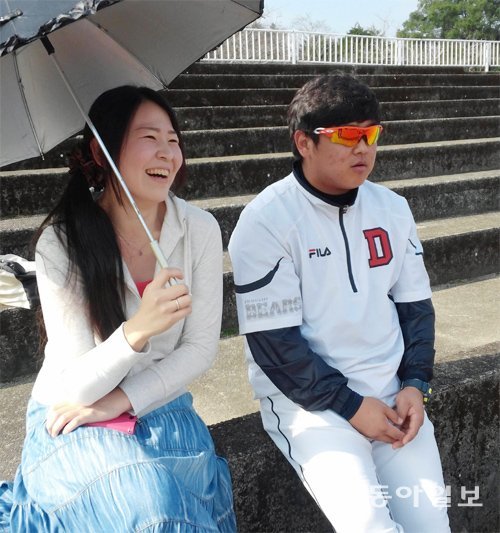 두산의 마무리 캠프 현장을 찾은 일본인 열혈 팬 데시마 가나 씨(왼쪽)와 두산의 불펜 포수 김준수. 미야자키=이헌재 기자 uni@donga.com