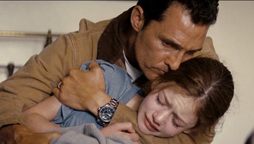 영화 ‘인터스텔라’의 주연 배우 매슈 매커너히가 손목에 해밀턴 시계를 착용하고 있다.