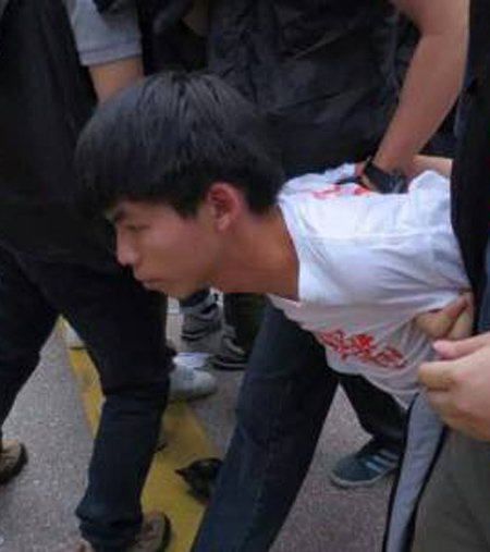 미완의 ‘우산혁명’ 26일 홍콩 주룽 반도 몽콕의 네이선 로드에서 바리케이드 철거에 나선 경찰들이 ‘우산혁명’을 이끈 지도부 중 한 명인 조슈아 웡을 체포하고 있다. 사진 출처 사우스차이나모닝포스트