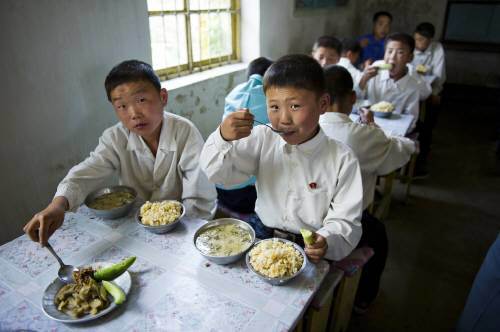 북한의 영유아와 어린이들은 식량 배급 대상에서 소외되고, 그 때문에 필수영양소의 결핍에 시달리는 이중 삼중의 ‘숨겨진 굶주림(히든 헝거)’에 시달리고 있다. 초등학생으로 보이는 북한 어린이들의 점심시간. 밥과 국의 양은 많아 보이지만 반찬은 오이짠지밖에 없다. WFP 제공