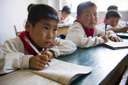 수업을 듣고 있는 북한의 초등학생.