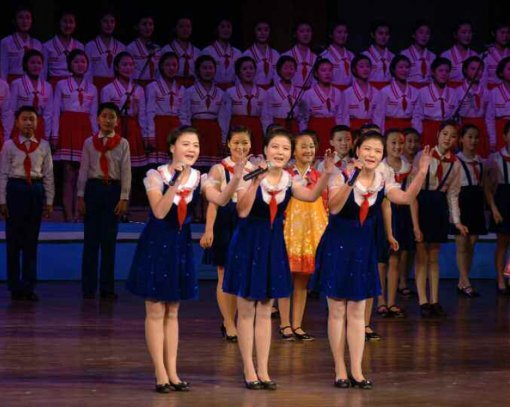 북한 노동신문은 2014년 1월 1일 5면 하단에 학생소년들의 설맞이 공연 사진을 게재하고 있다. (출처=노동신문)【서울=뉴시스】