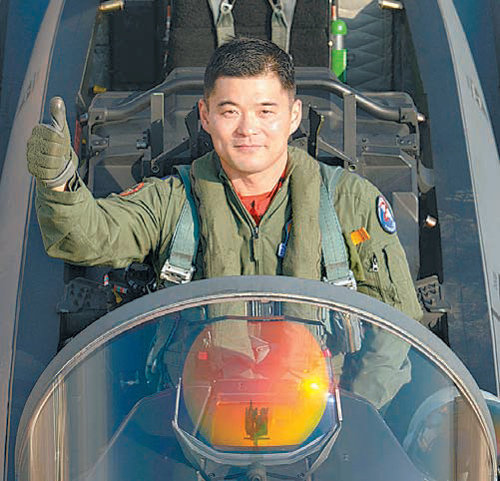 27일 올해 최고의 공군 전투기 조종사인 ‘탑건’에 선정된 고대산 소령이 F-15K 전투기 조종석에서 오른손 엄지손가락을 세워 보이고 있다. 공군 제공